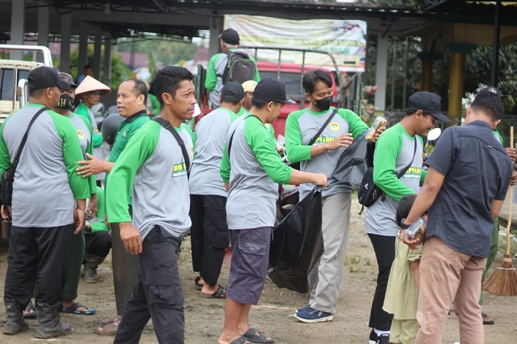 LDII Kerja Sama Dengan Pemerintah Kecamatan Sekayam Lakukan Aksi Pungut Sampah
