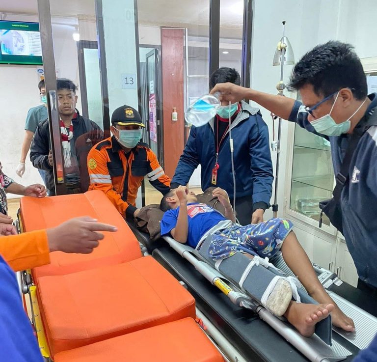 Senkom Rescue DKI Jakarta Bersama Team Dokter RSUP Fatmawati Pasang Bidai Kepada Pasien Fraktur Femur Sebelum Dirujuk ke RSUP Fatmawati