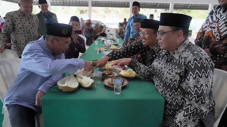 Bertemu Lagi, LDII dan Muhammadiyah Jatim Makan Durian Bareng di Wonosalam