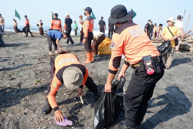 Puluhan Karung Sampah Berhasil Dibersihkan Suling Mas, Sambut Peringatan HUT ke-78 RI dan Hari Pramuka ke-62